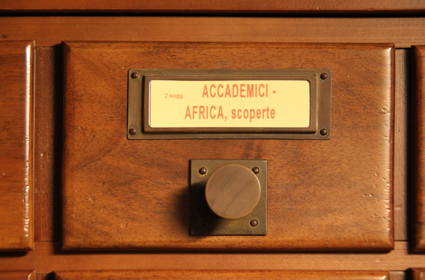 Si prega di ricollocare i cassetti...